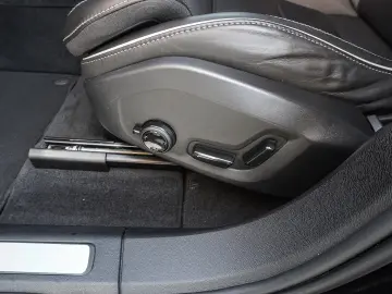 VOLVO XC60 T6 AWD Black Edition Plus Plug-in Hybrid HU