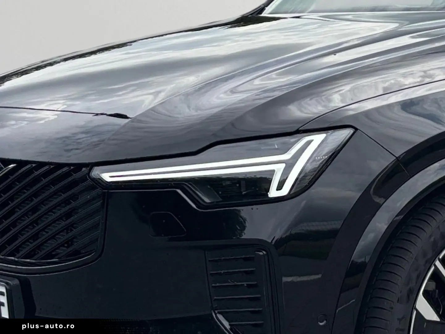 VOLVO XC90 T8 AWD Ultra Dark Plug-In Hybrid