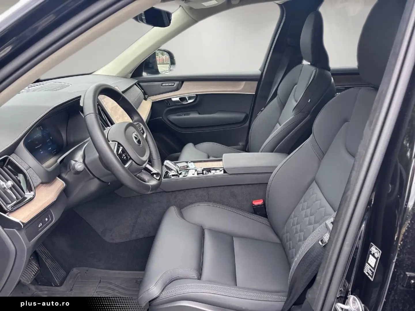 VOLVO XC90 T8 AWD Ultra Dark Plug-In Hybrid
