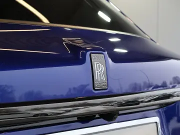 ROLLS ROYCE Cullinan 6.8 V12 Black Badge TV SKY MANDARIN 22
