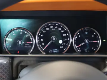 ROLLS ROYCE Cullinan 6.8 V12 Black Badge TV SKY MANDARIN 22