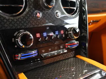 ROLLS ROYCE Cullinan 6.8 V12 Black Badge TV SKY MANDARIN 22