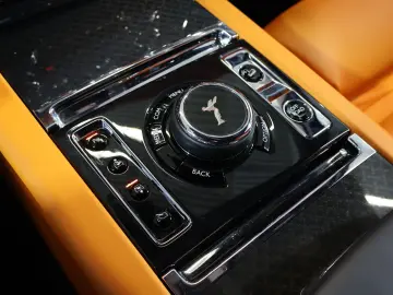 ROLLS ROYCE Cullinan 6.8 V12 Black Badge TV SKY MANDARIN 22
