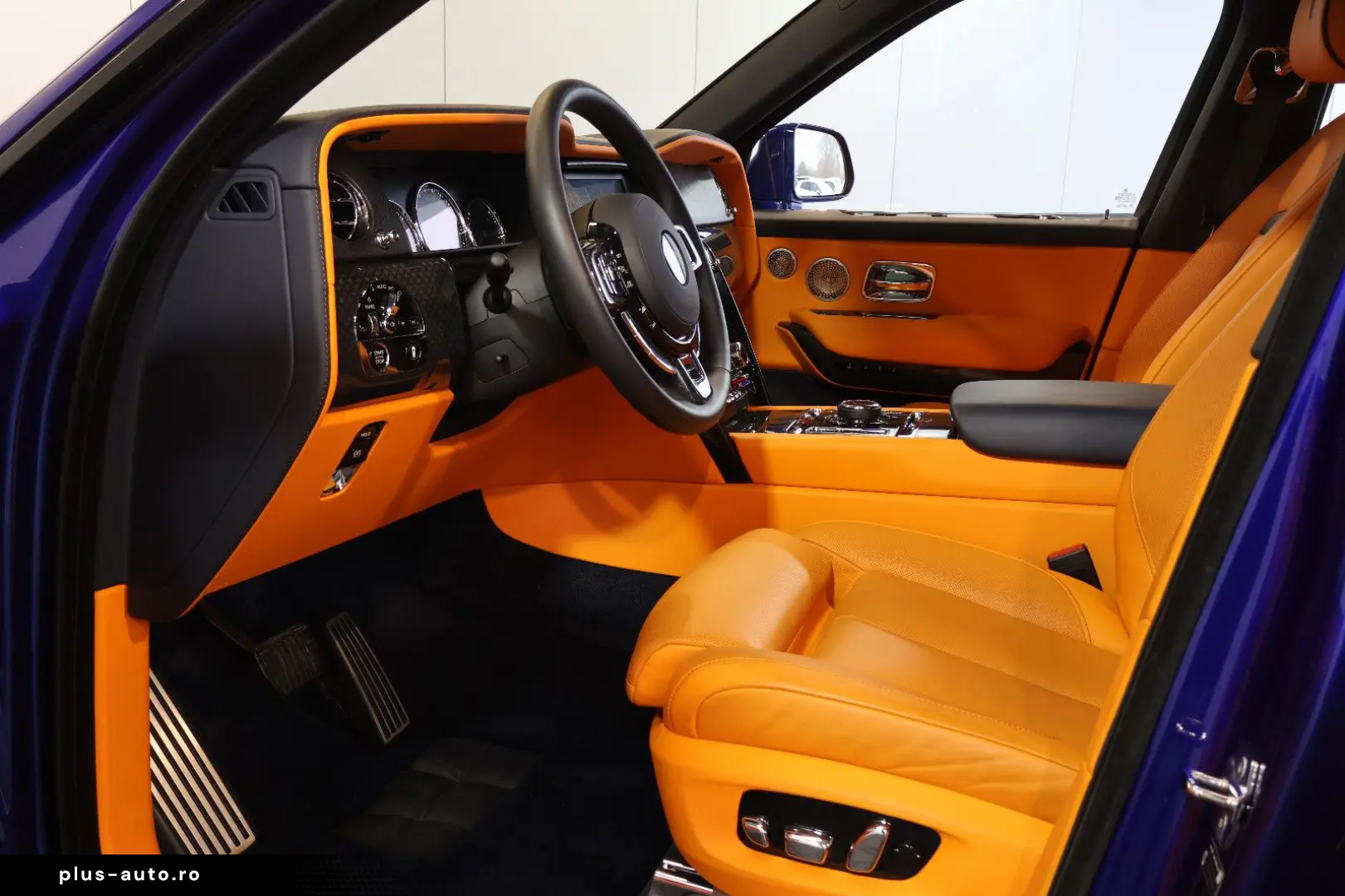ROLLS ROYCE Cullinan 6.8 V12 Black Badge TV SKY MANDARIN 22