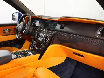 ROLLS ROYCE Cullinan 6.8 V12 Black Badge TV SKY MANDARIN 22