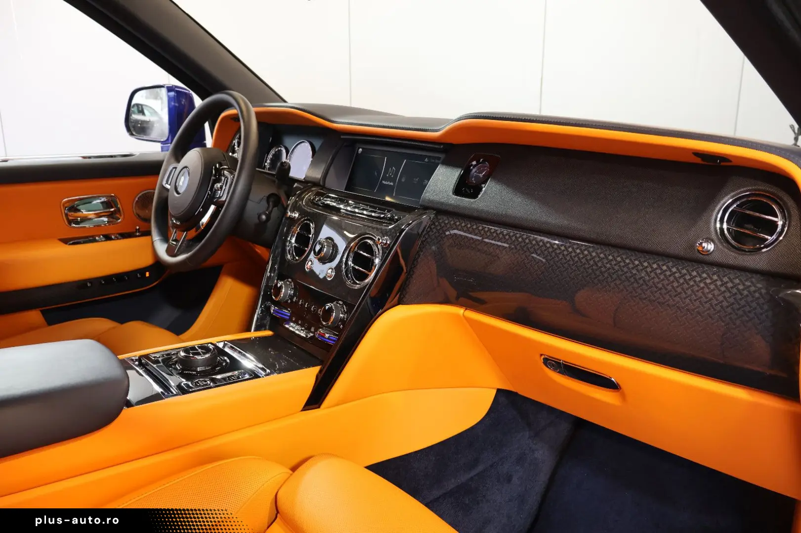 ROLLS ROYCE Cullinan 6.8 V12 Black Badge TV SKY MANDARIN 22