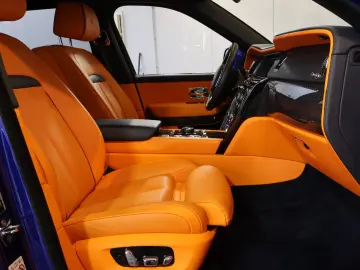 ROLLS ROYCE Cullinan 6.8 V12 Black Badge TV SKY MANDARIN 22