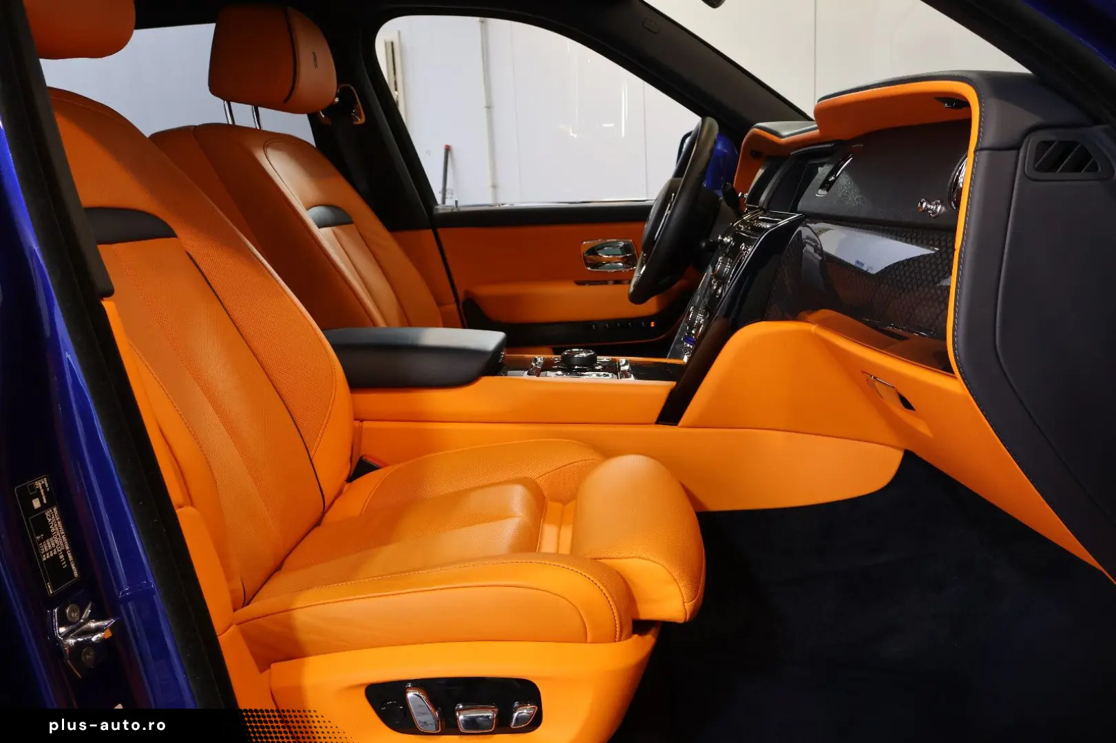 ROLLS ROYCE Cullinan 6.8 V12 Black Badge TV SKY MANDARIN 22