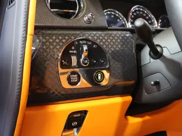 ROLLS ROYCE Cullinan 6.8 V12 Black Badge TV SKY MANDARIN 22