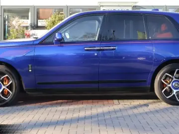 ROLLS ROYCE Cullinan 6.8 V12 Black Badge TV SKY MANDARIN 22