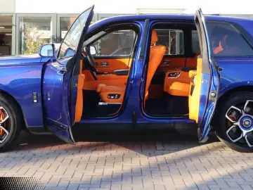 ROLLS ROYCE Cullinan 6.8 V12 Black Badge TV SKY MANDARIN 22