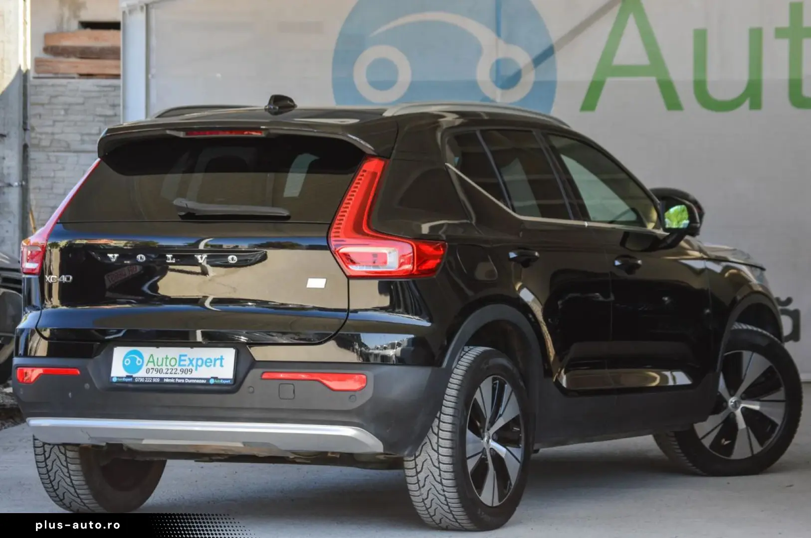 2022 Volvo XC-40 T4 Recharge Plug-in Hybrid Plus Dark   Rate