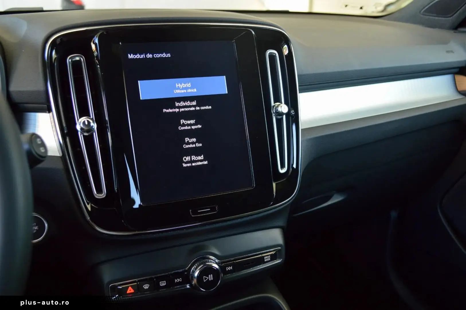 2022 Volvo XC-40 T4 Recharge Plug-in Hybrid Plus Dark   Rate