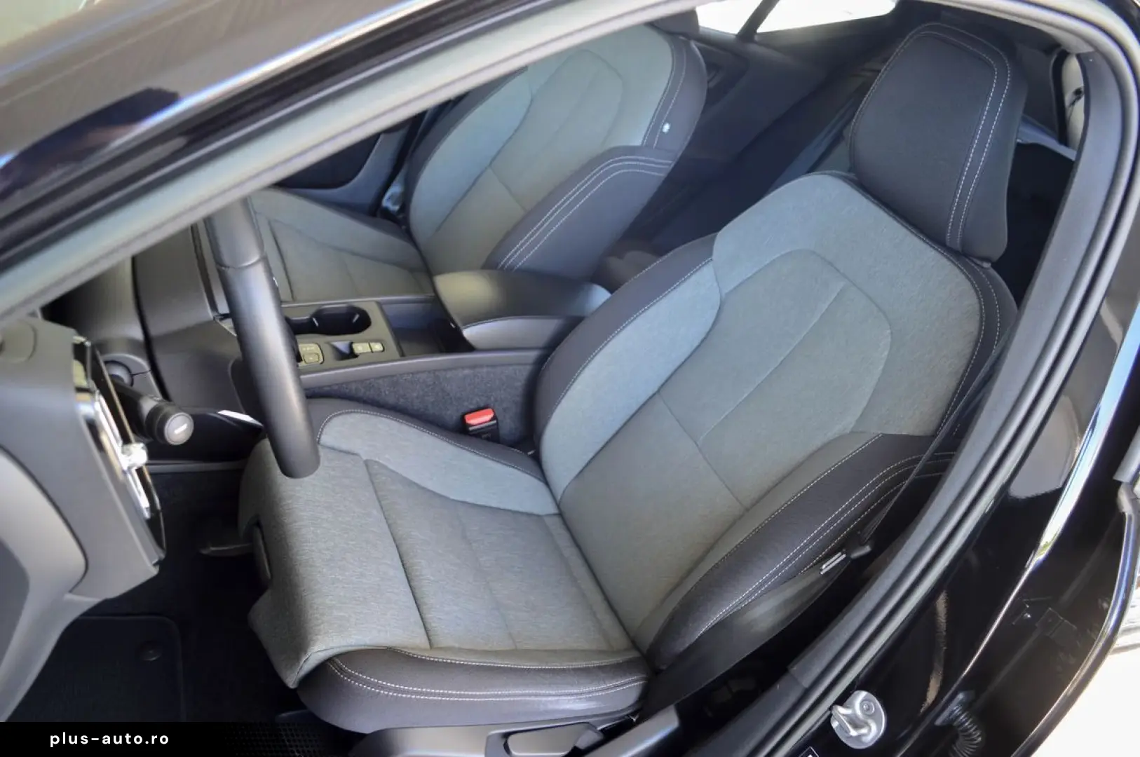 2022 Volvo XC-40 T4 Recharge Plug-in Hybrid Plus Dark   Rate