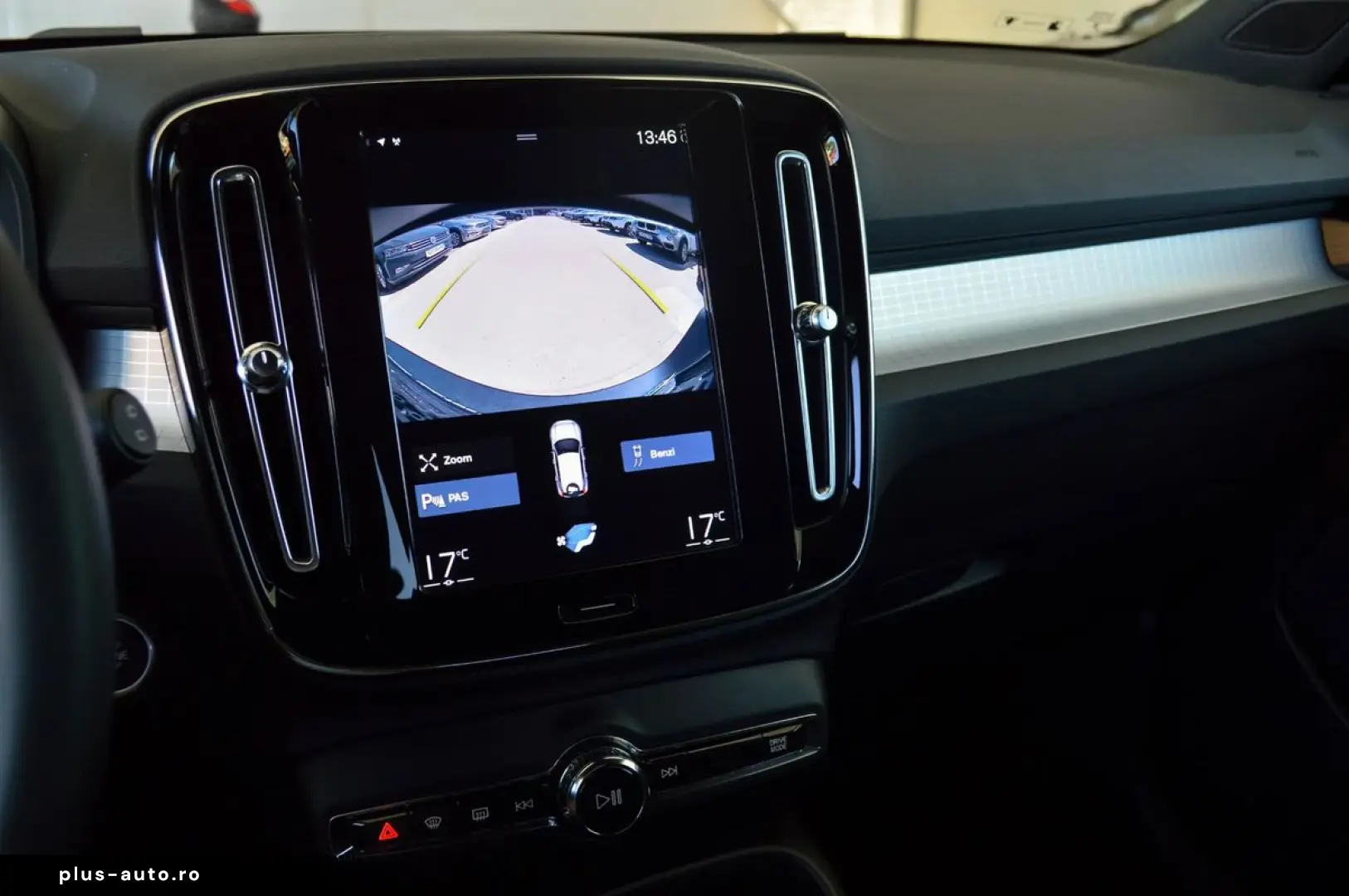 2022 Volvo XC-40 T4 Recharge Plug-in Hybrid Plus Dark   Rate