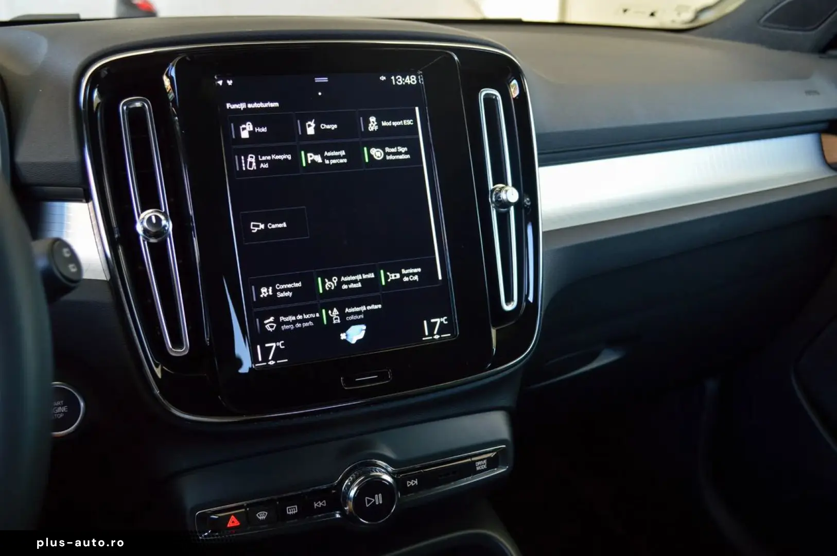 2022 Volvo XC-40 T4 Recharge Plug-in Hybrid Plus Dark   Rate