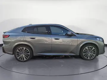 BMW iX2 xDrive30 M Sport iconic Glow Akustikglas 20'