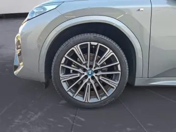 BMW iX2 xDrive30 M Sport iconic Glow Akustikglas 20'