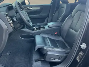 VOLVO XC40 B3  Dark