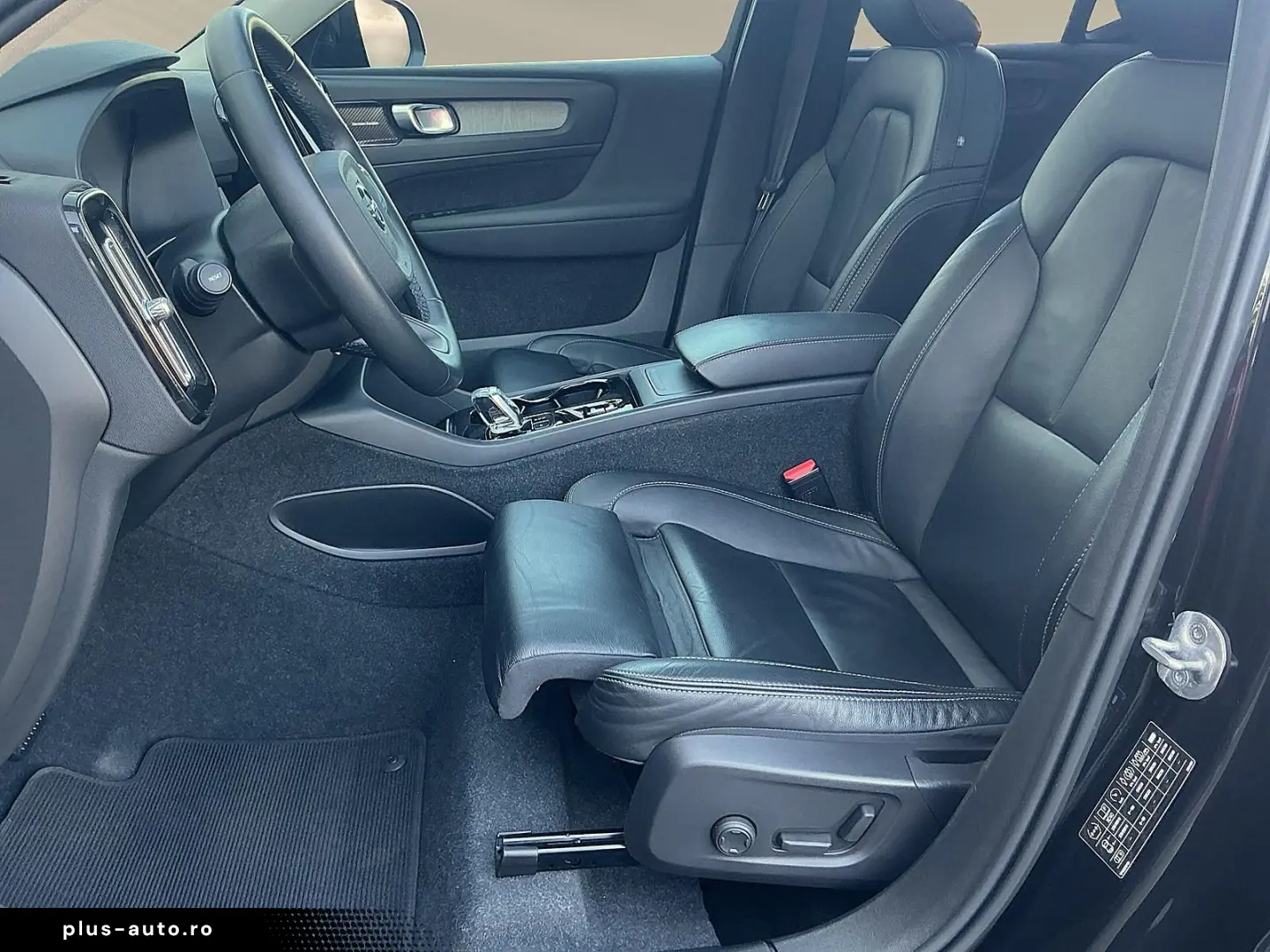 VOLVO XC40 B3  Dark
