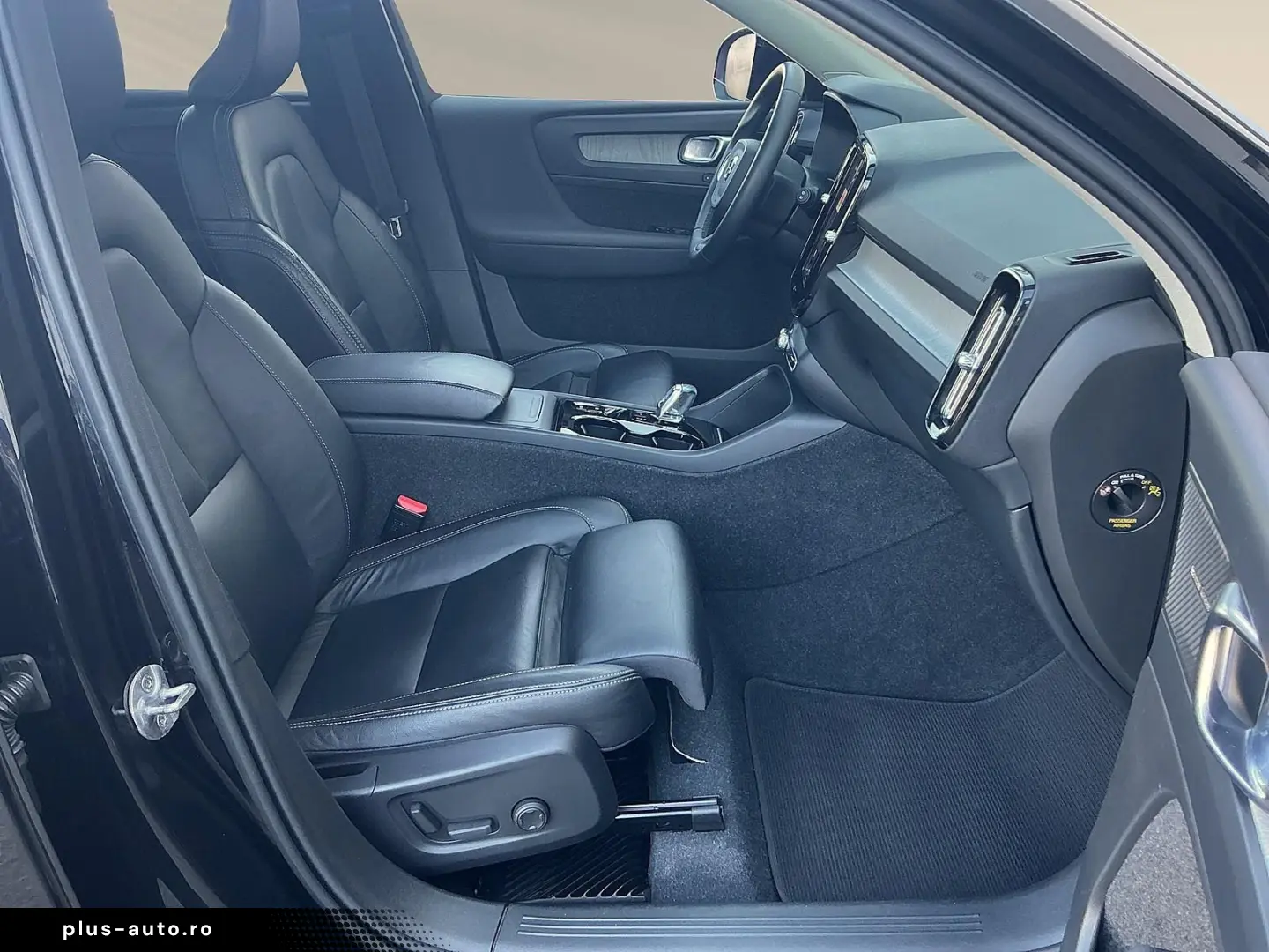 VOLVO XC40 B3  Dark