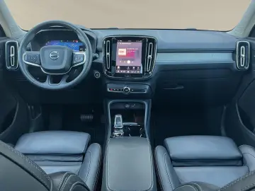 VOLVO XC40 B3  Dark