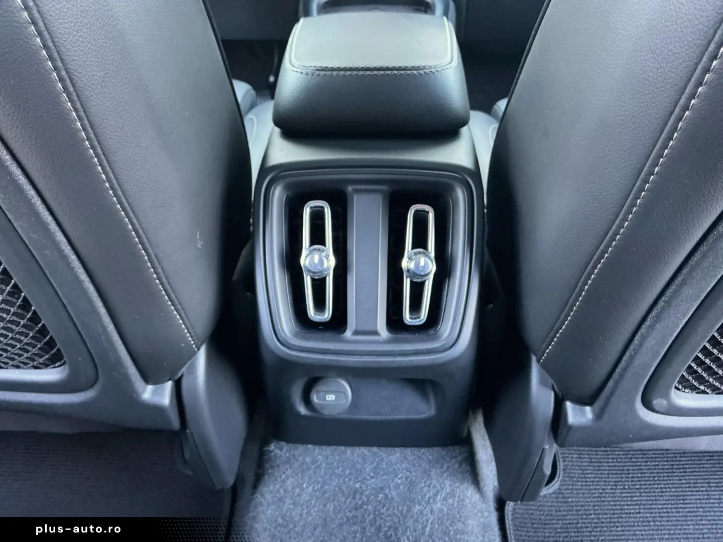 VOLVO XC40 B3  Dark