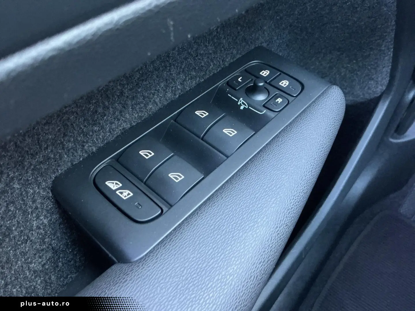 VOLVO XC40 B3  Dark
