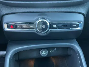VOLVO XC40 B3  Dark
