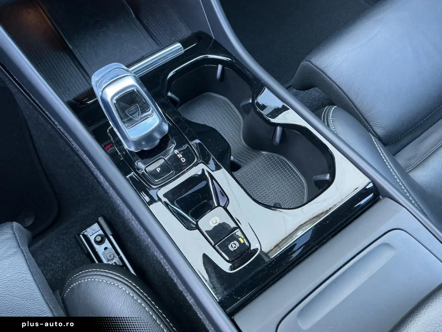 VOLVO XC40 B3  Dark