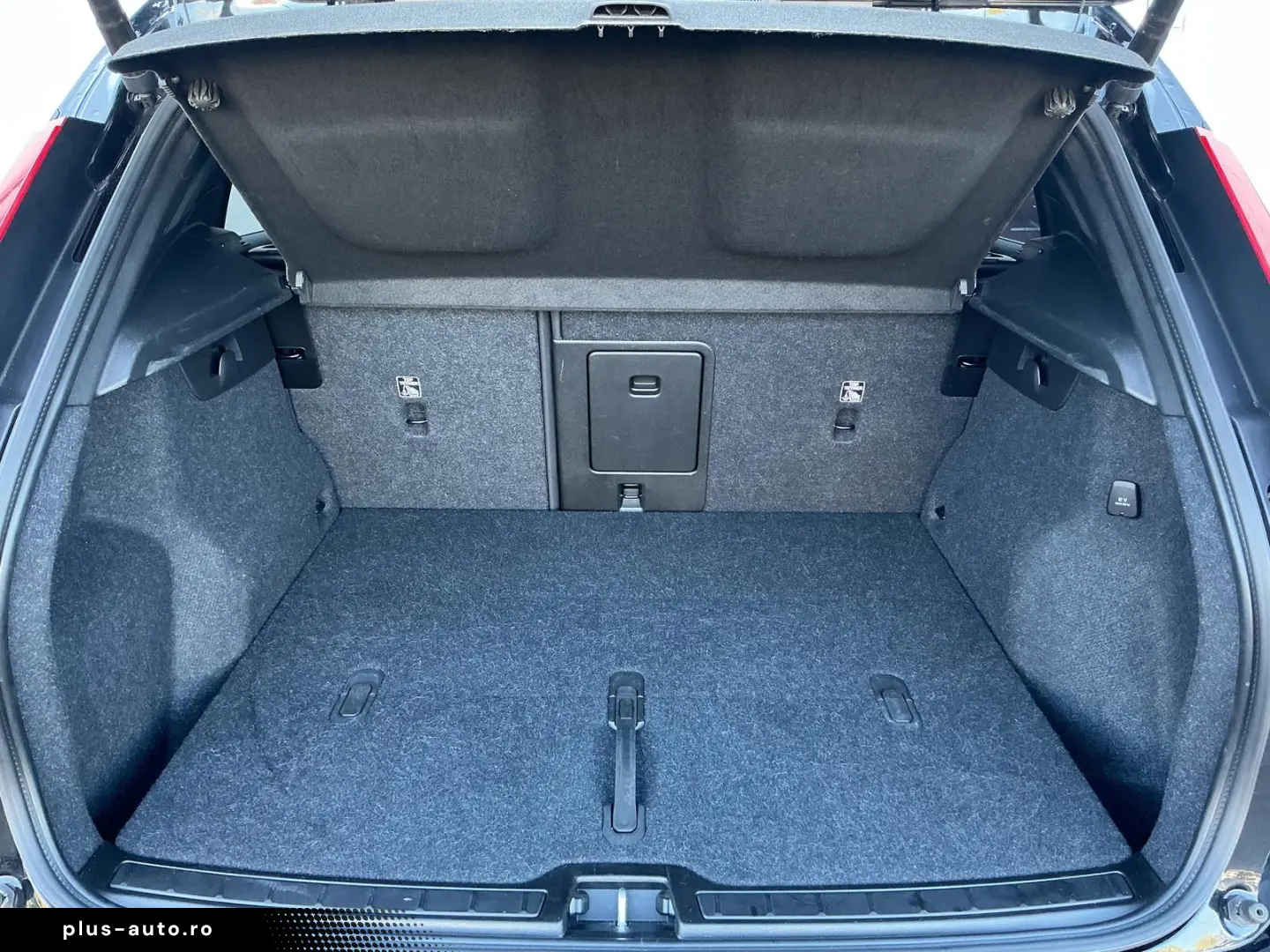 VOLVO XC40 B3  Dark