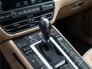 Porsche Macan Panoramic Roof  reversing camera  DAB