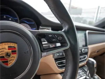Porsche Macan Panoramic Roof  reversing camera  DAB