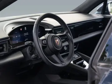 Porsche Macan 4 Panoramic Roof PASM Surround View