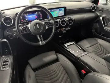 MERCEDES-BENZ CLA 180 CARPLAY LED-SCHW KAMERA DISTRO…