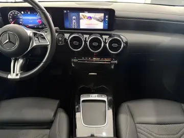 MERCEDES-BENZ CLA 180 CARPLAY LED-SCHW KAMERA DISTRO…