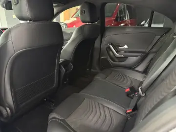 MERCEDES-BENZ CLA 180 CARPLAY LED-SCHW KAMERA DISTRO…