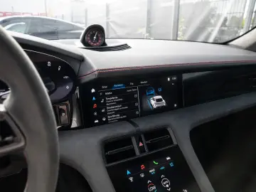 Porsche Taycan GTS InnoDrive HeadUp Panorama Sport Chron