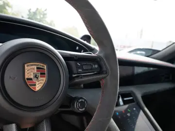Porsche Taycan GTS InnoDrive HeadUp Panorama Sport Chron