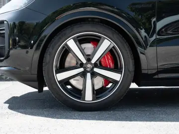 Porsche Cayenne Turbo E-Hybrid PDCC AHK Pano HUD 22''