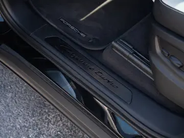Porsche Cayenne Turbo E-Hybrid PDCC AHK Pano HUD 22''