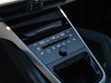 Porsche Cayenne Turbo E-Hybrid PDCC AHK Pano HUD 22''