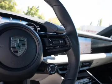 Porsche Cayenne Turbo E-Hybrid PDCC AHK Pano HUD 22''