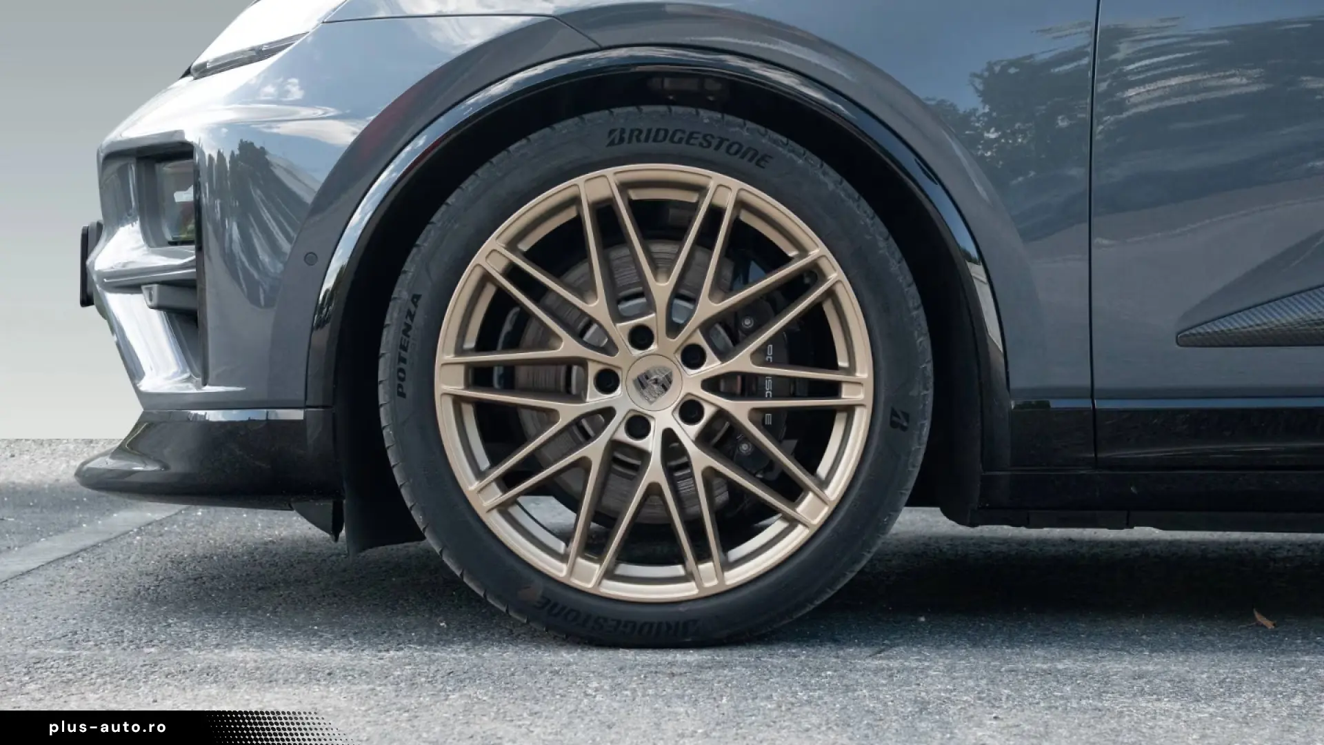 Porsche Macan Electric Turbo HeadUp rear axle steering