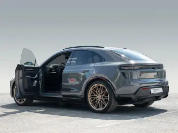 Porsche Macan Electric Turbo HeadUp rear axle steering