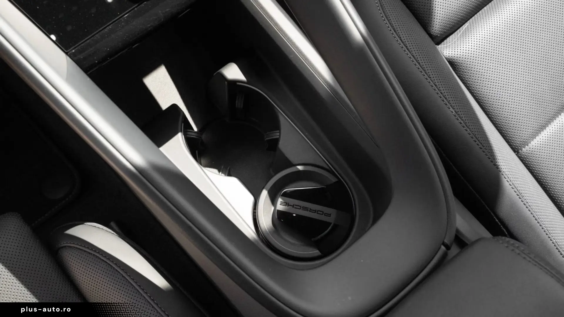 Porsche Macan Electric Turbo HeadUp rear axle steering
