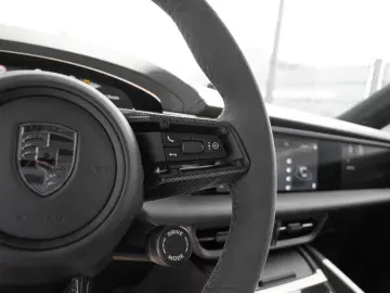 Porsche Macan Electric Turbo HeadUp rear axle steering