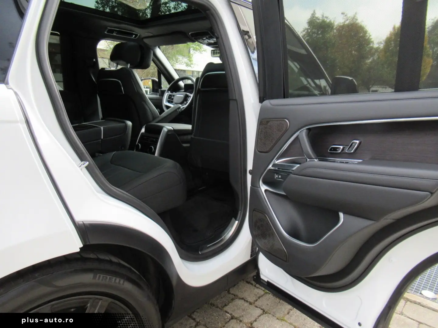 LAND ROVER NEW P460e AUTOBIOGRAPHY BLACK SV BESPOKE eAHK 22