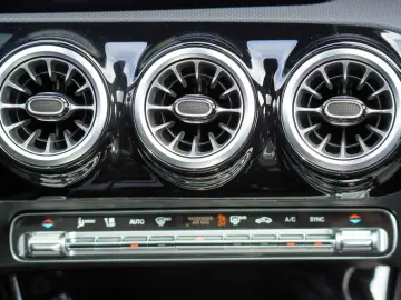 MERCEDES-BENZ CLA 250 4Matic AMG Line   JUNGE STERNE…