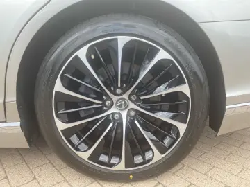 LEXUS LS 500 h Executive Line  Matrix Luftfeder 360 HU